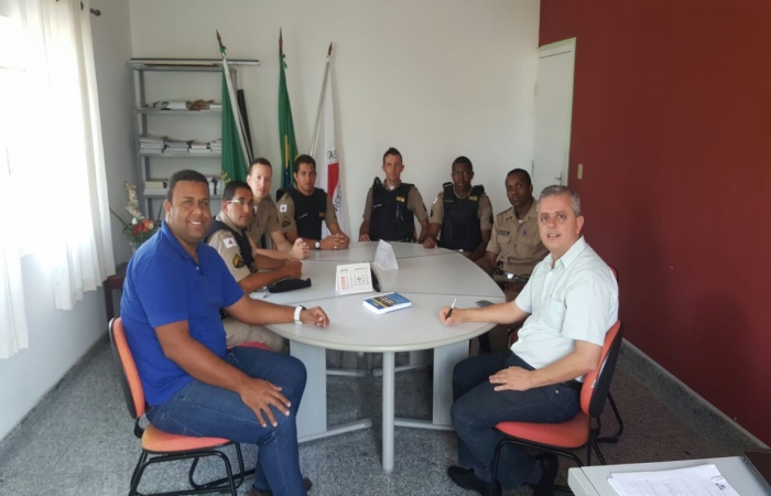 O Prefeito Luzinho e o Vice Elton Bueno receberam a equipe da Polícia Militar de Serrania-MG.